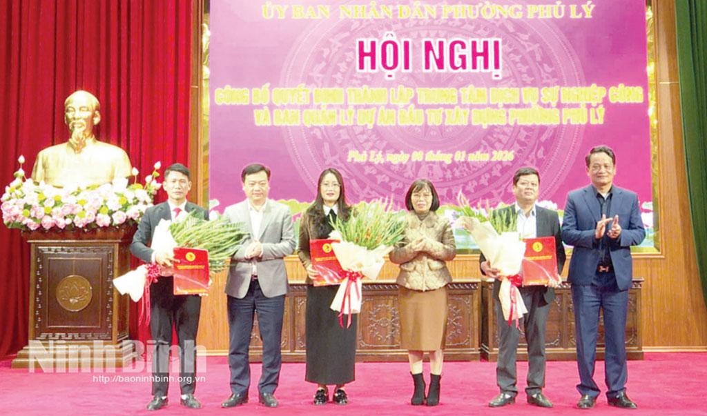 Lãnh đạo phường Phủ Lý trao quyết định thành lập Trung tâm Dịch vụ sự nghiệp công và Ban Quản lý dự án đầu tư xây dựng phường.