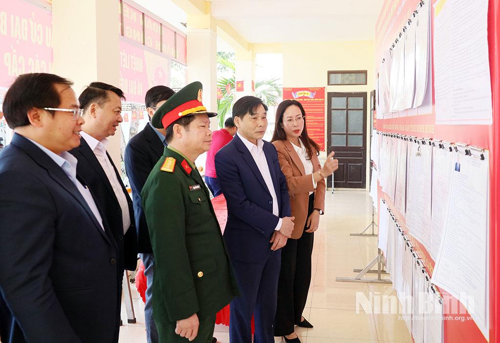 Đồng chí Nguyễn Anh Chức, Ủy viên Ban Thường vụ Tỉnh ủy, Phó Chủ tịch UBND tỉnh kiểm tra công tác chuẩn bị bầu cử tại thôn Kim Lũ, xã Thanh Liêm.