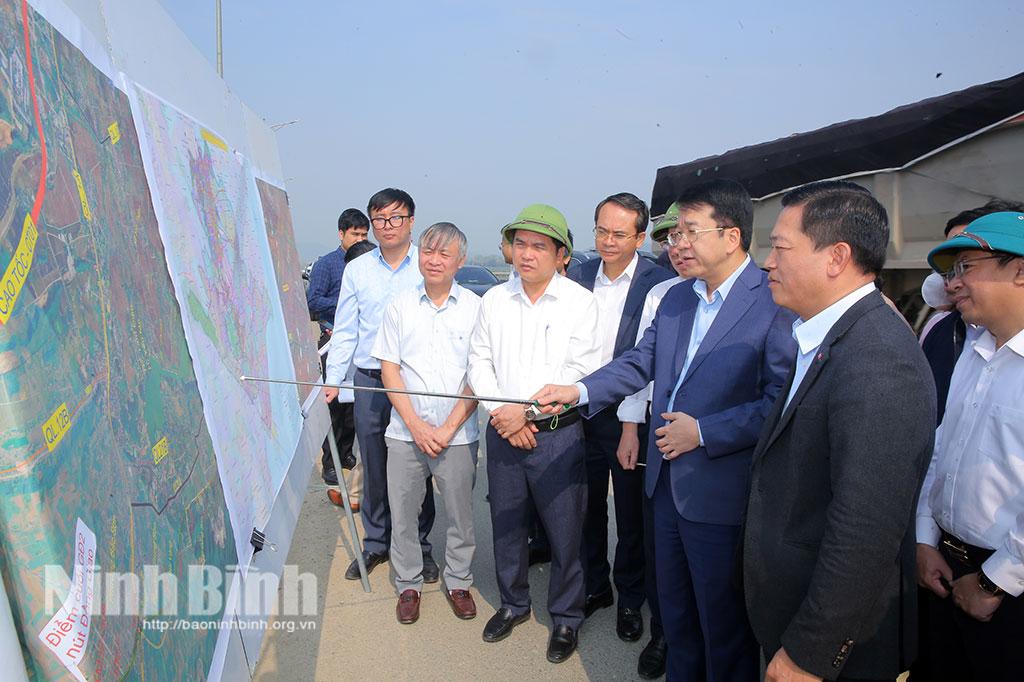 Đồng chí Chủ tịch UBND tỉnh Nguyễn Thanh Bình cùng Đoàn kiểm tra Dự án xây dựng tuyến đường kết nối liên vùng giữa Nam đồng bằng sông Hồng với vùng núi Tây Bắc và vùng duyên hải Bắc Trung Bộ (giai đoạn I).
