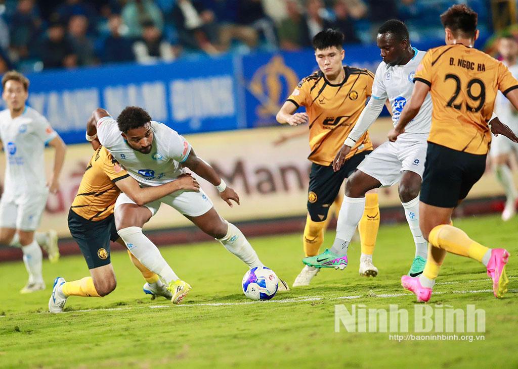 Xuân Son tiếp tục thi đấu nỗ lực, tạo cơ hội cho các đồng đội ghi bàn.