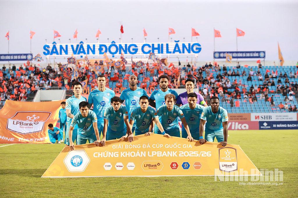 Các cầu thủ Câu lạc bộ Thép Xanh Nam Định ra quân trong trận đấu trên sân khách của SHB Đà Nẵng.