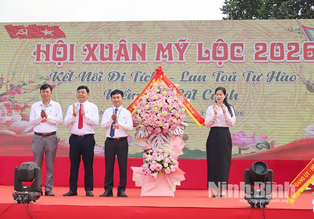 Đại diện lãnh đạo MTTQ Việt Nam và các tổ chức chính trị- xã hội tỉnh Ninh Bình tặng hoa chúc mừng phường Mỹ Lộc nhân dịp khai mạc Hội Xuân Mỹ Lộc năm 2026.