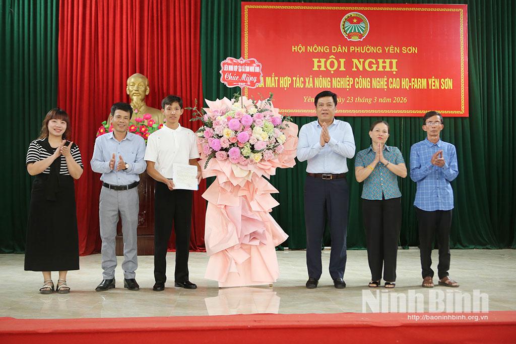 Đại diện lãnh đạo Liên minh HTX tỉnh tặng hoa, chúc mừng HTX.