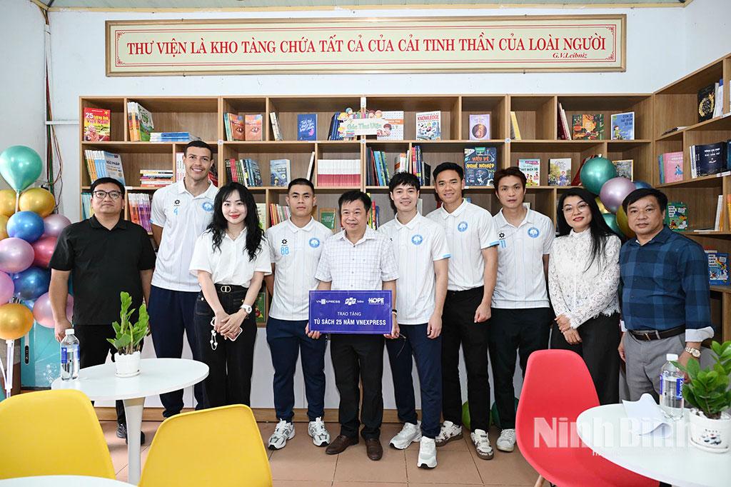 Việc trao tặng thư viện sách góp phần lan toả phong trào đọc sách trong các em học sinh của trường.