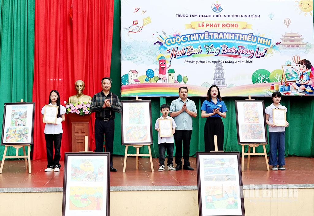Ban tổ chức trao giải cho tác giả của các bức tranh xuất sắc tuần đầu tham gia.
