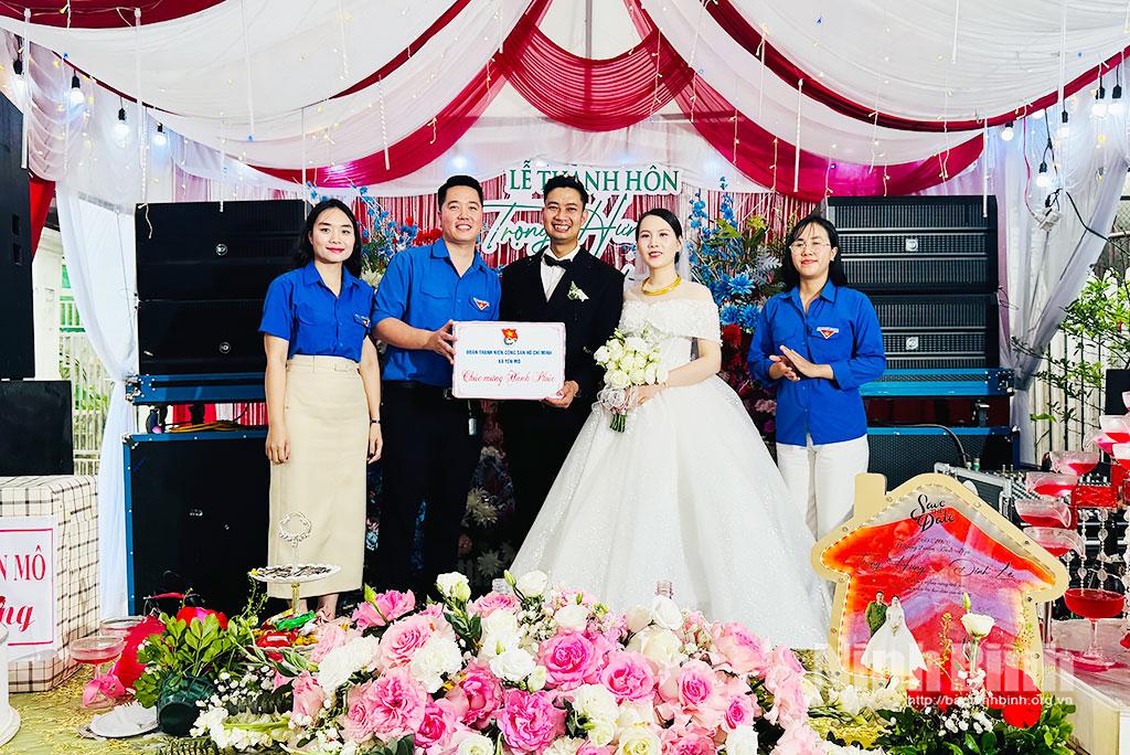 Đoàn Thanh niên xã Yên Mô đến chung vui và tuyên truyền việc cưới văn minh, tiết kiệm tại đám cưới của chú rể Trọng Hưng - cô dâu Đình Lệ (xóm 2 Thạch Lỗi).