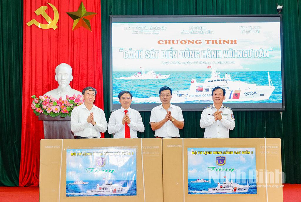 Thiếu tướng Trần Văn Thơ, Tư lệnh Vùng Cảnh sát biển 1 tặng quà lưu niệm 2 xã Quỹ Nhất và Rạng Đông.