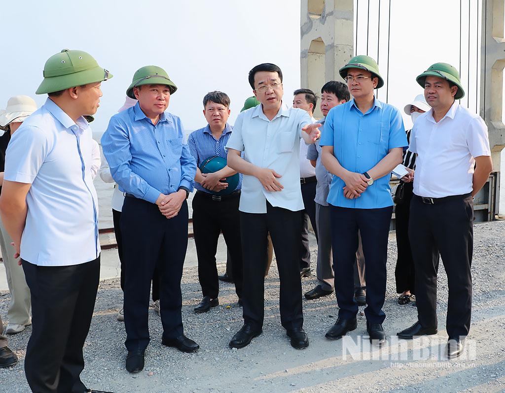 Đồng chí Chủ tịch UBND tỉnh Nguyễn Thanh Bình kiểm tra trên tuyến đê Bình Minh 4.