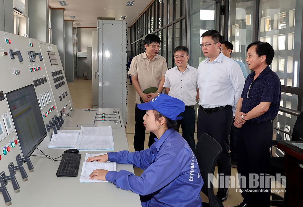 Đồng chí Trần Đăng Quỳnh, Ủy viên Dự khuyết Trung ương Đảng, Phó Bí thư Tỉnh ủy kiểm tra công tác vận hành Trạm bơm Cốc Thành (phường Trường Thi).