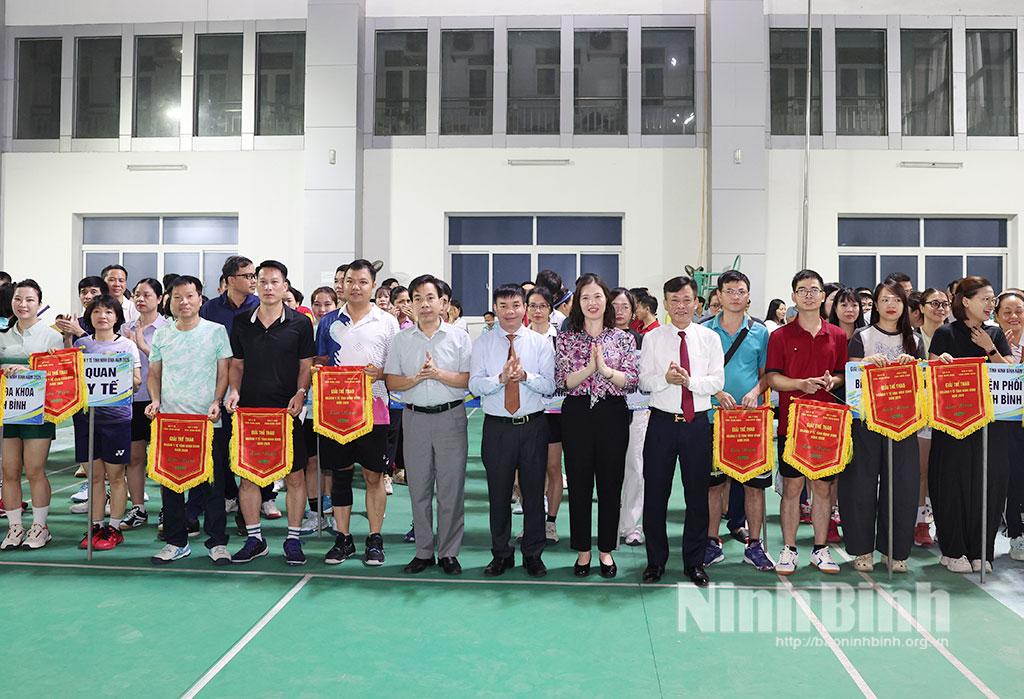 Ban tổ chức trao cờ lưu niệm cho các đoàn tuyển tham gia giải.