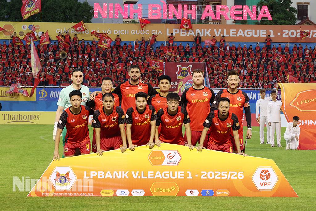 Đội hình ra sân của đội chủ nhà Ninh Bình.