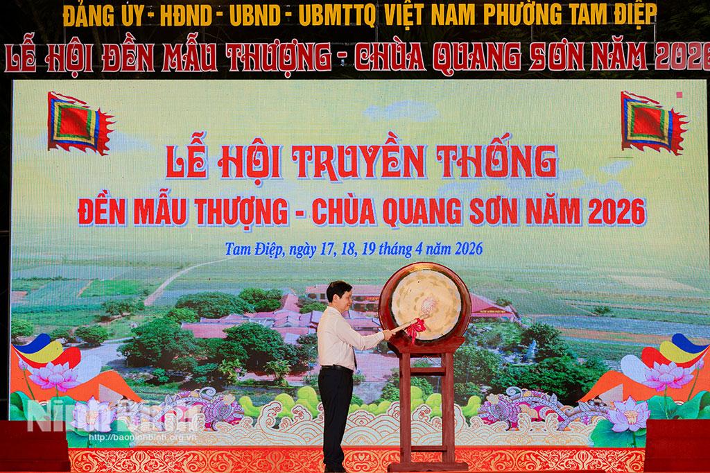 Lãnh đạo phường Tam Điệp đánh trống khai hội.