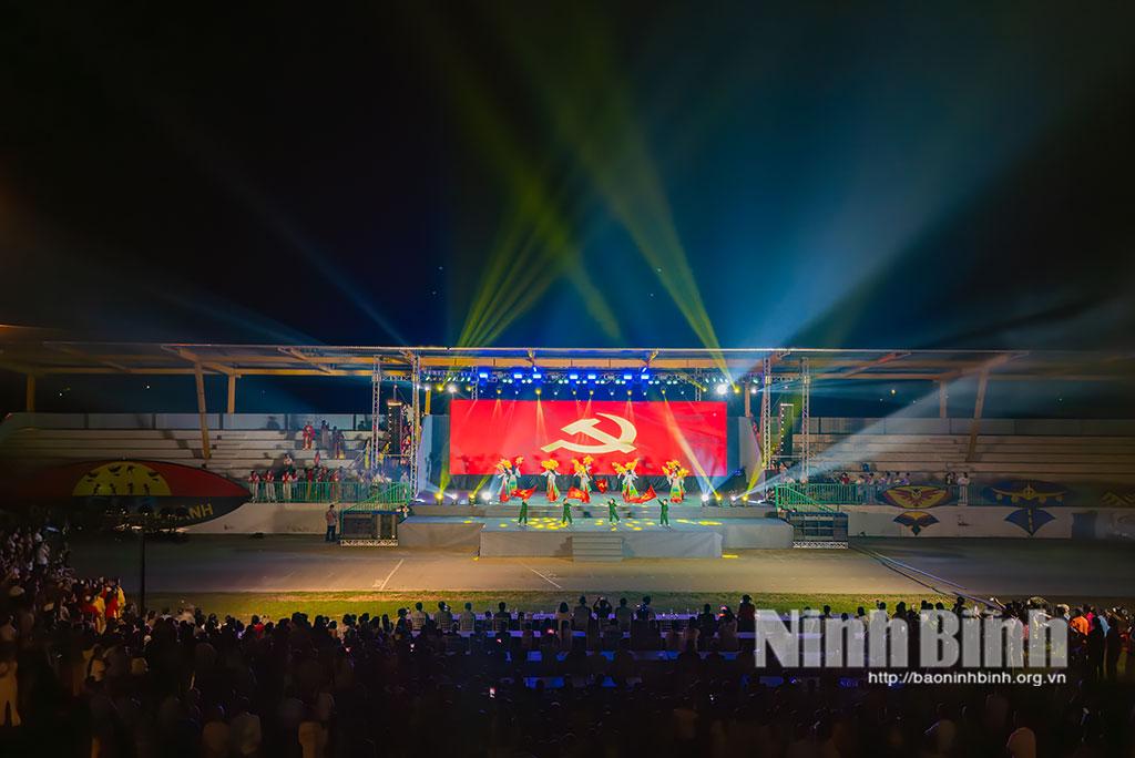 Quang cảnh chương trình văn nghệ quần chúng “Vang mãi bản hùng ca".