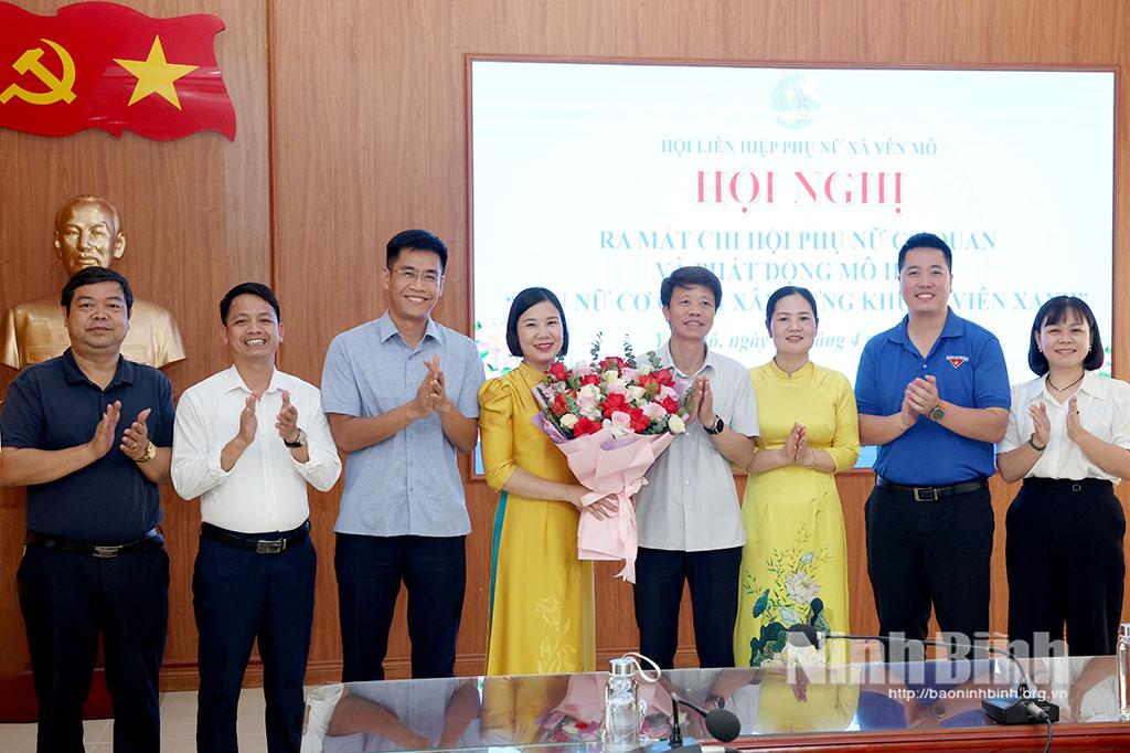 Lãnh đạo xã Yên Mô tặng hoa chúc mừng Chi hội trưởng, Chi hội phó Chi hội Phụ nữ cơ quan xã.