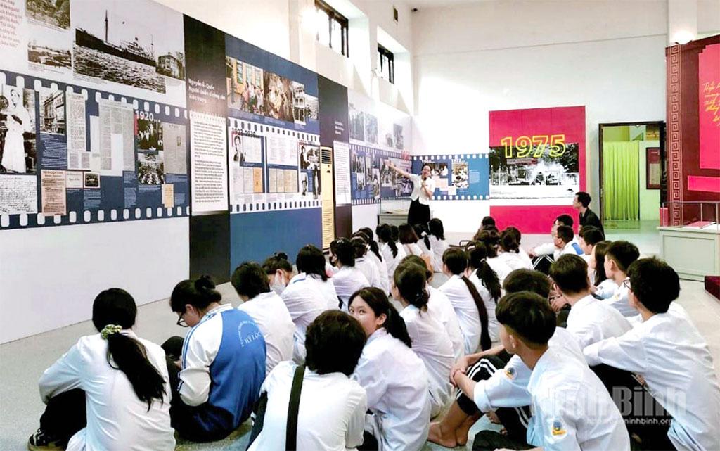 Một buổi ngoại khóa của học sinh tại Bảo tàng Ninh Bình (cơ sở 2). Ảnh: Đỗ Hồng