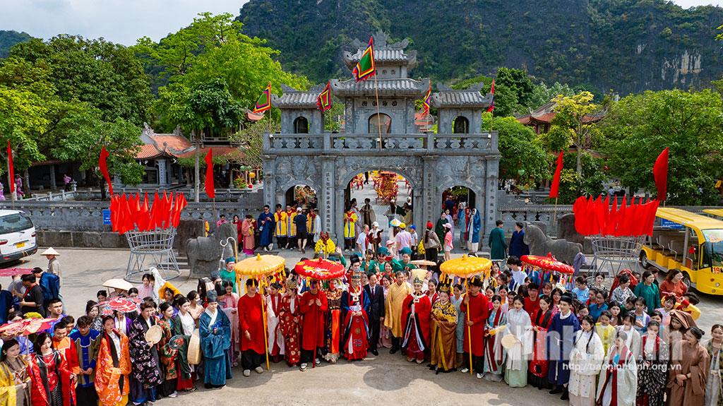 Trình diễn cổ phục có sự tham gia của 500 người trình diễn cổ phục thời Trần từ Bến thuyền Tam Cốc di chuyển đến Đền Thái Vi.