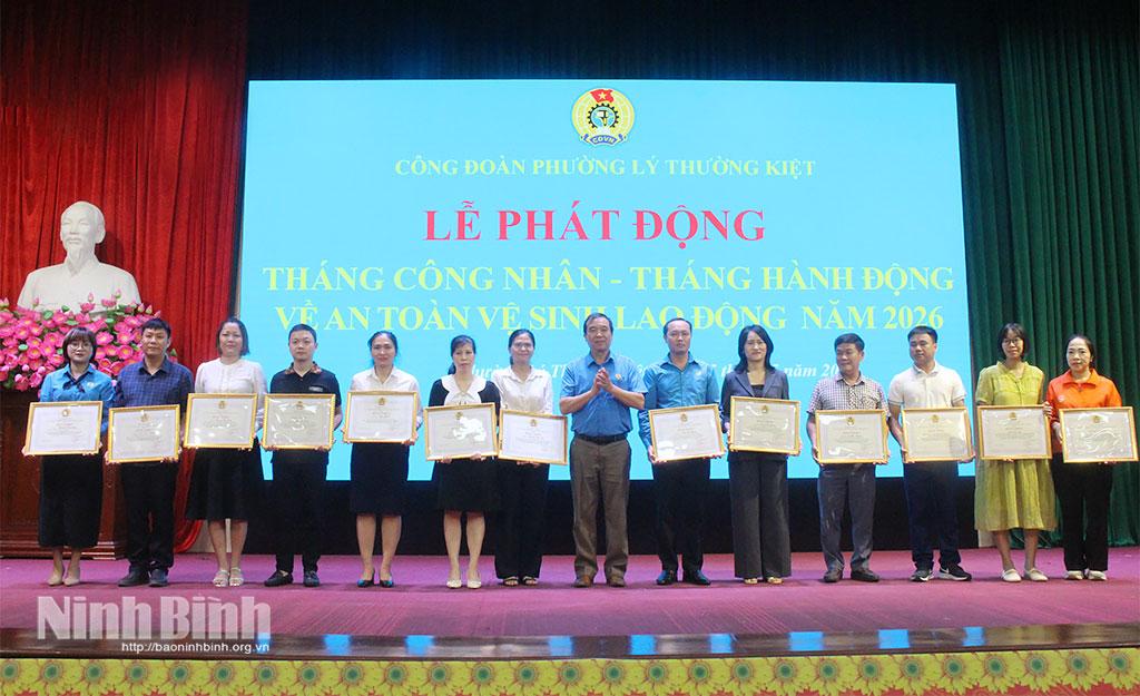 Các cá nhân, tập thể được nhận Bằng khen của LĐLĐ tỉnh.