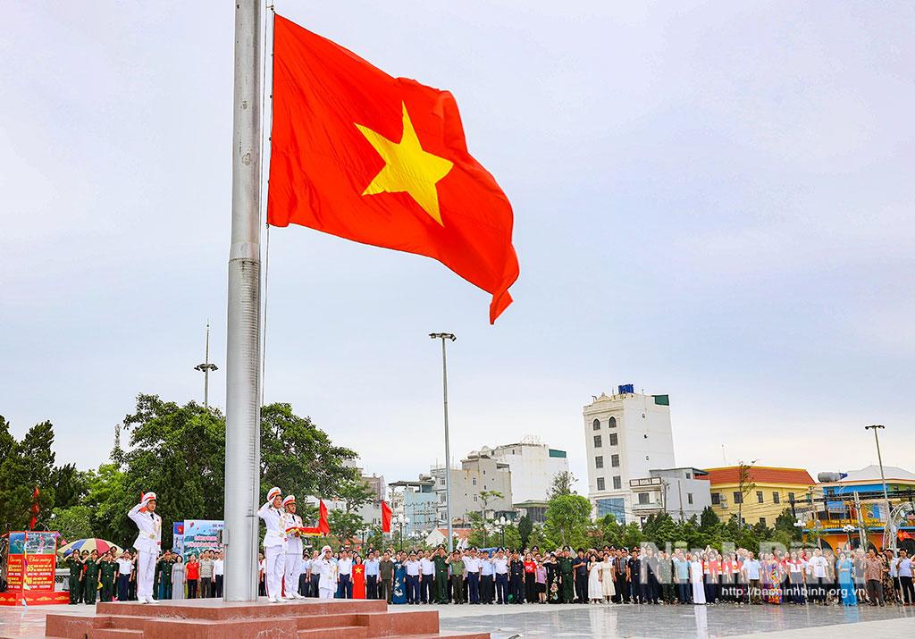 Lễ Thượng cờ trang trọng trên đảo Cô Tô nhân kỷ niệm 65 năm ngày Bác Hồ ra thăm đảo Cô Tô.