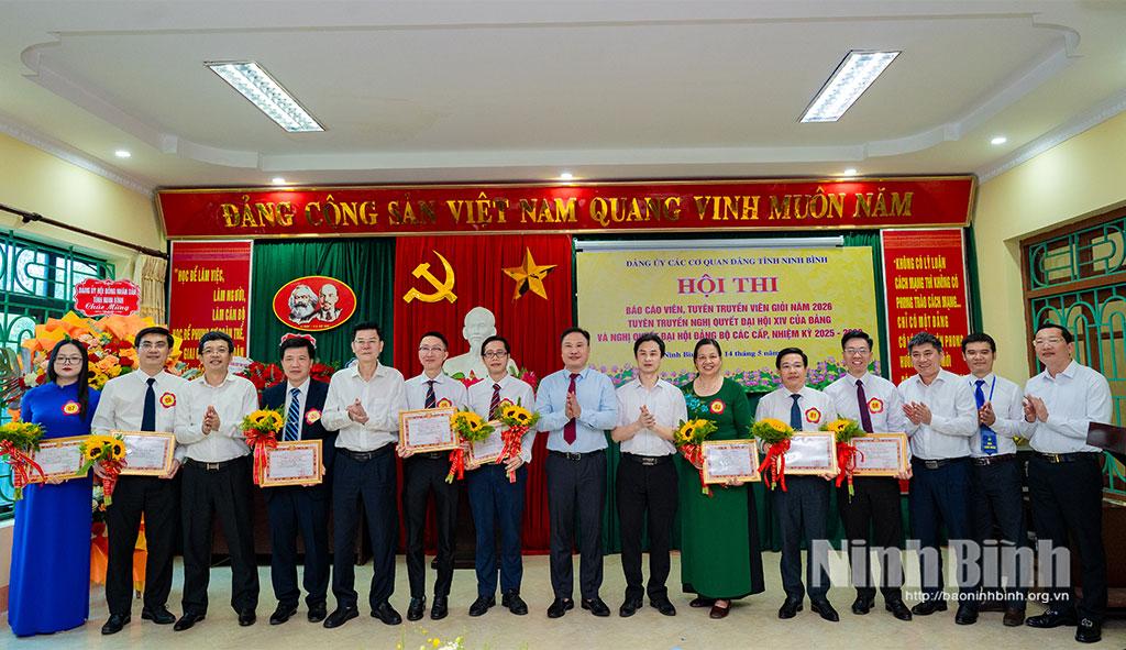 Đồng chí Hoàng Nguyên Dự, Ủy viên Ban Thường vụ Tỉnh ủy, Phó Bí thư Thường trực Đảng ủy các cơ quan Đảng tỉnh và các đại biểu tặng hoa chúc mừng các thí sinh tham gia Hội thi.