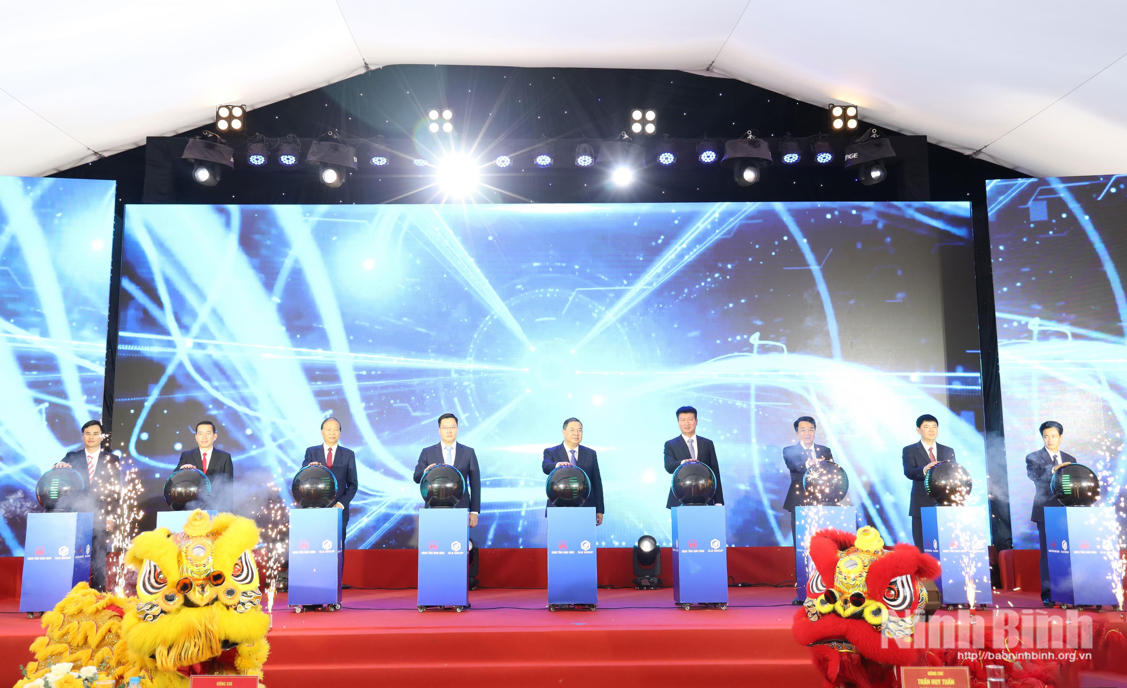 Các đại biểu thực hiện nghi thức khởi công Dự án Khu Công nghiệp Xuân Kiên giai đoạn I.