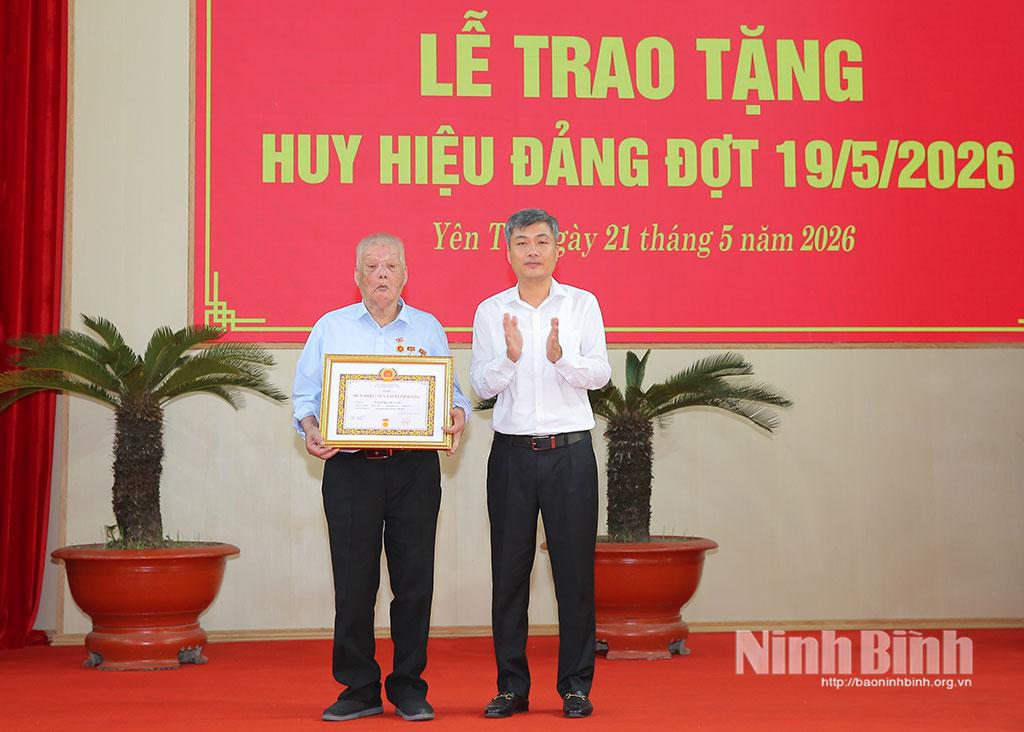 Đồng chí Phạm Duy Hưng, Ủy viên Ban Thường vụ Tỉnh ủy, Chánh Văn phòng Tỉnh ủy trao Huy hiệu 70 năm tuổi Đảng cho đảng viên.