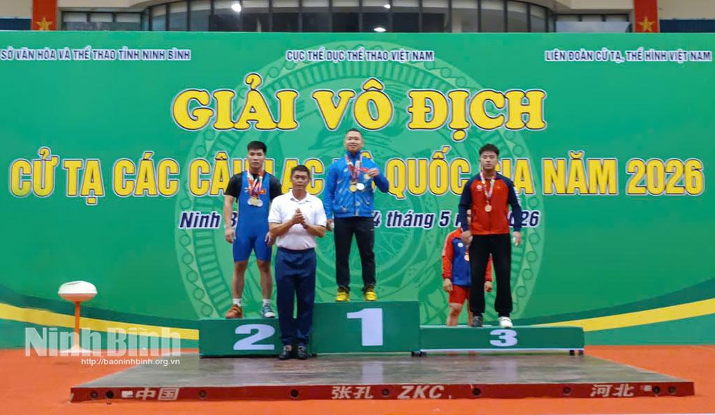Đô cử Đinh Xuân Hoàng nhận Huy chương vàng tổng cử ở hạng cân 71 kg.
