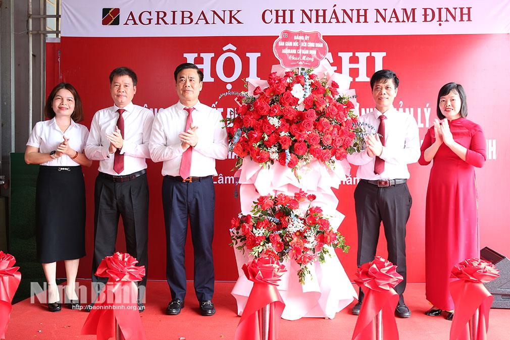 Tập thể Ban Giám đốc Agribank Chi nhánh Nam Định chúc mừng lãnh đạo Agribank Chi nhánh Đông Bình và Phòng Giao dịch Nghĩa Lâm.