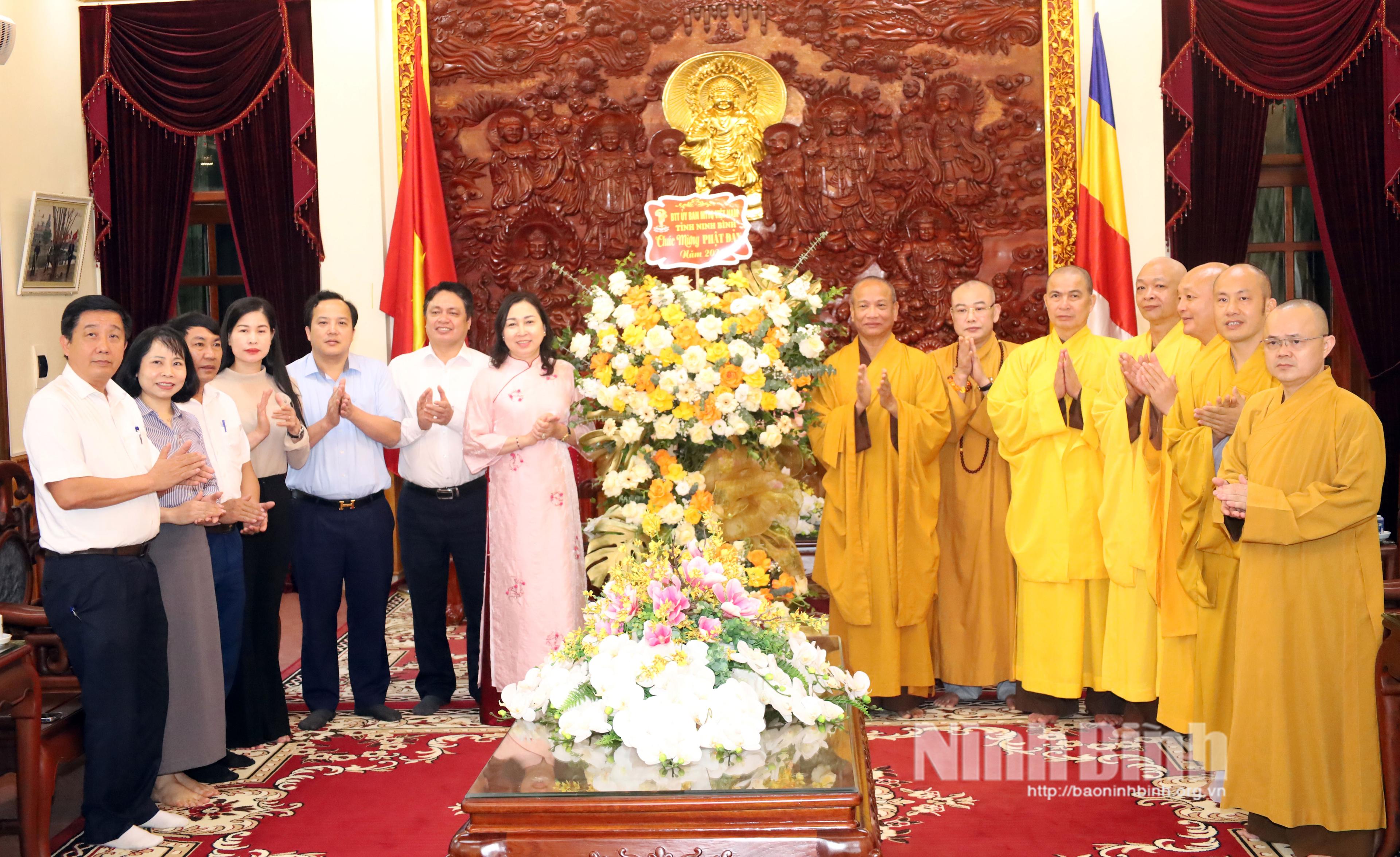 Đồng chí Đinh Thị Lụa, Phó Bí thư Tỉnh ủy, Chủ tịch Ủy ban MTTQ Việt Nam tỉnh tặng hoa chúc mừng Ban Trị sự Giáo hội Phật giáo Việt Nam tỉnh nhân dịp Đại lễ Phật đản 2026.