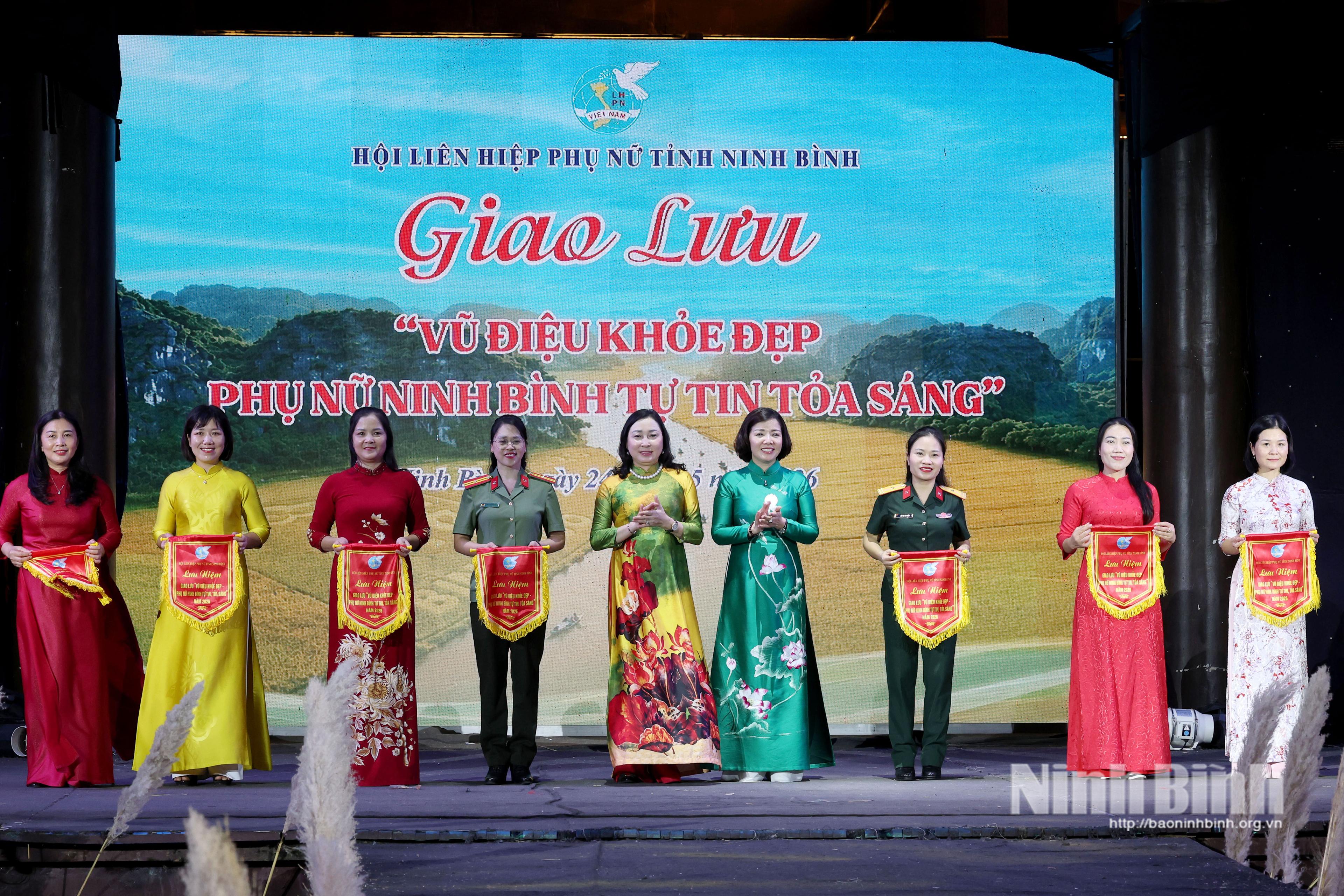 Đồng chí Đinh Thị Lụa, Phó Bí thư Tỉnh ủy, Chủ tịch Ủy ban MTTQ Việt Nam tỉnh trao cờ lưu niệm cho các Đội tham gia Chương trình giao lưu “Vũ điệu khỏe đẹp - Phụ nữ Ninh Bình tự tin tỏa sáng”.