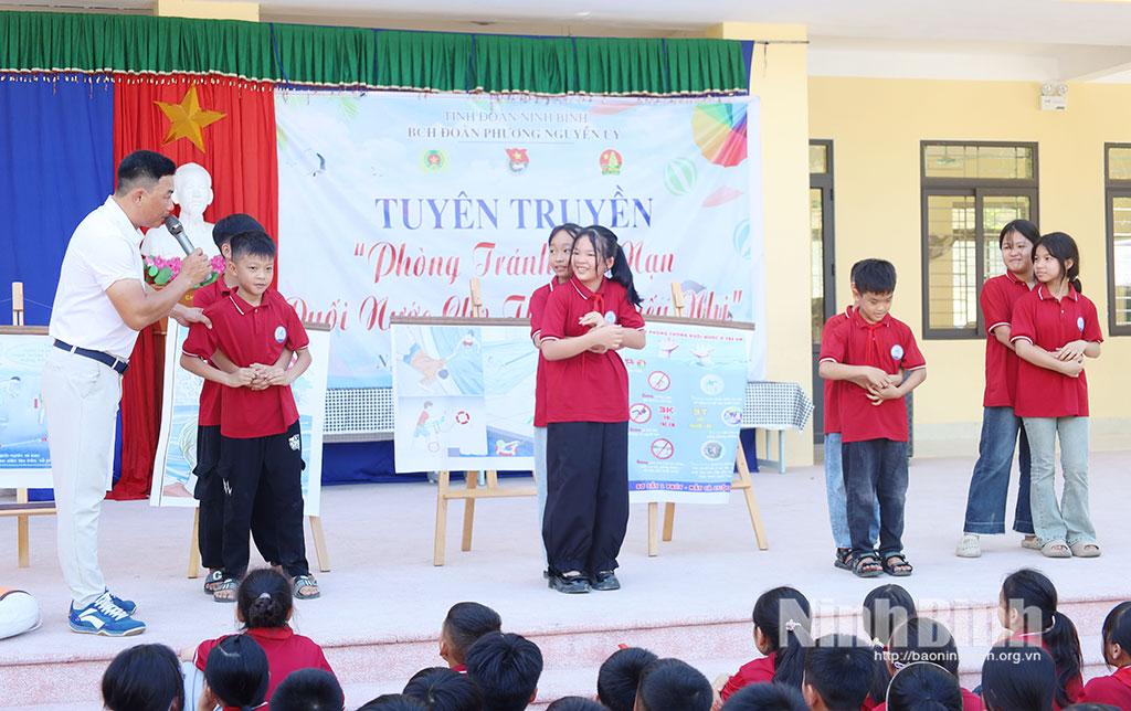 Hướng dẫn các em tình huống khi gặp sự cố dưới nước.