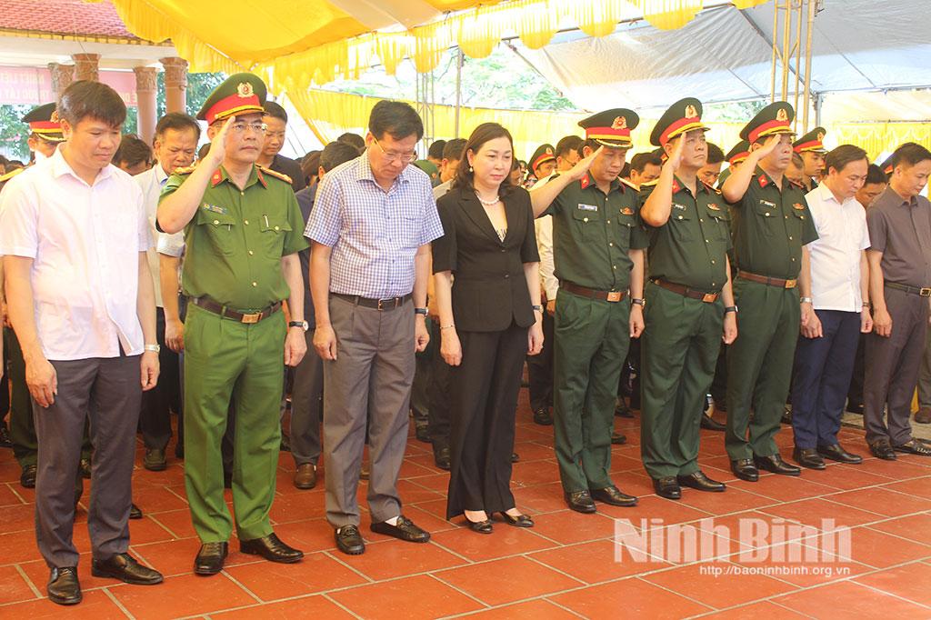 Các đại biểu dành phút tưởng niệm, bày tỏ lòng biết ơn sự hy sinh cao cả của các Anh hùng liệt sĩ tại Nghĩa trang liệt sĩ Yên Phương.