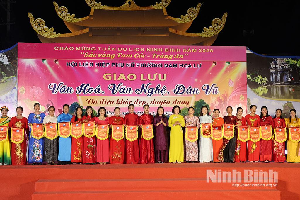 Ban Tổ chức trao cờ lưu niệm cho các đoàn tuyển tham gia giao lưu.