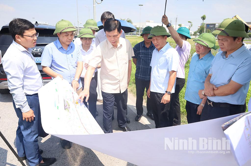 Thứ trưởng Bộ Xây dựng Lê Anh Tuấn kiểm tra Dự án vành đai 5 Hà Nội qua địa bàn tỉnh để thống nhất phương án tuyến, quy mô và các giải pháp kỹ thuật.