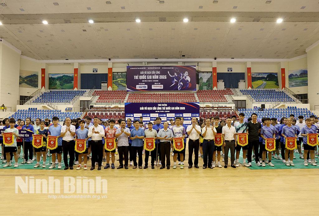 Ban Tổ chức trao cờ lưu niệm cho các đoàn tham gia Giải.