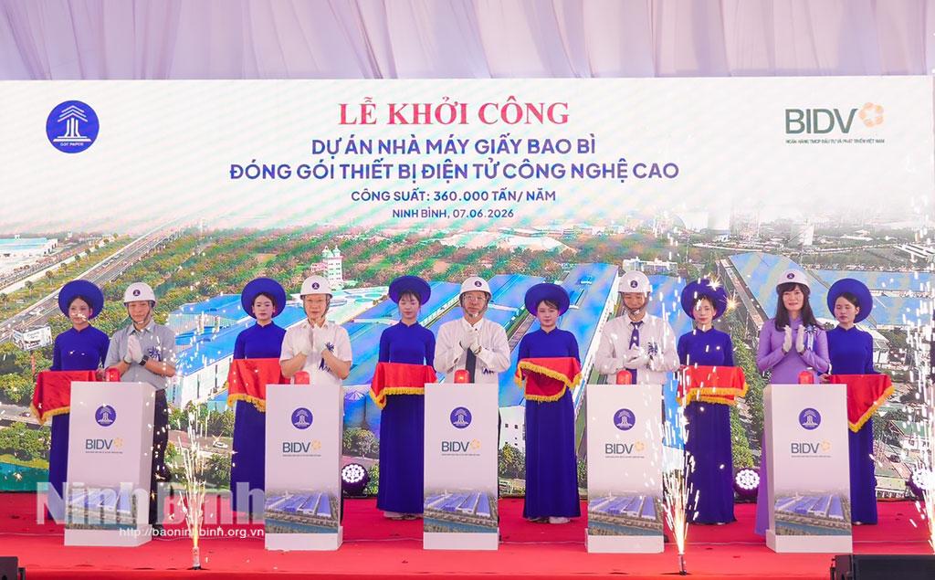 Các đại biểu thực hiện nghi thức khởi công dự án.