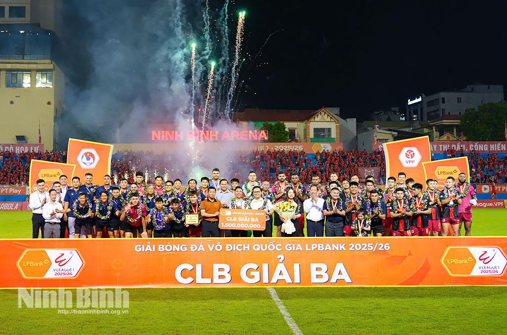 Ban Tổ chức trao giải Ba cho đội Ninh Bình FC