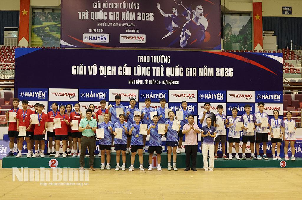 Ban Tổ chức trao Huy chương Vàng, Bạc, Đồng nội dung Đồng đội.