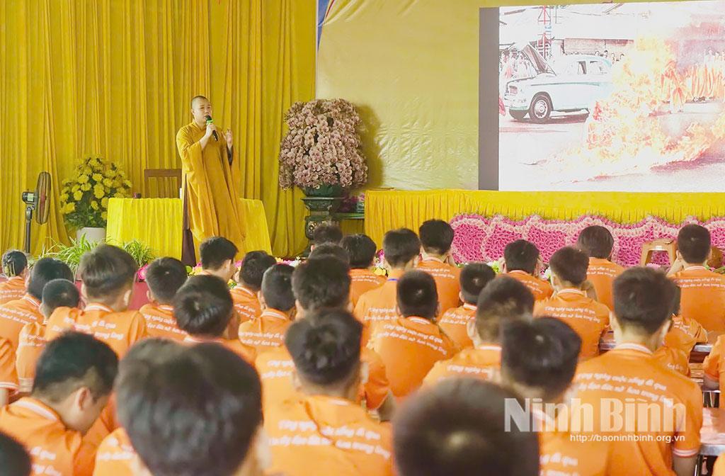 Học sinh tham gia khóa sinh hoạt đạo đức tại chùa Đặng Xá, phường Kim Bảng.