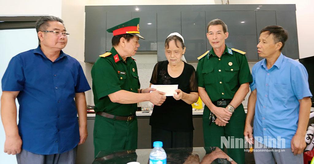 Đại diện nhà hảo tâm trao phần quà cho Vợ liệt sĩ Vũ Văn Thành.