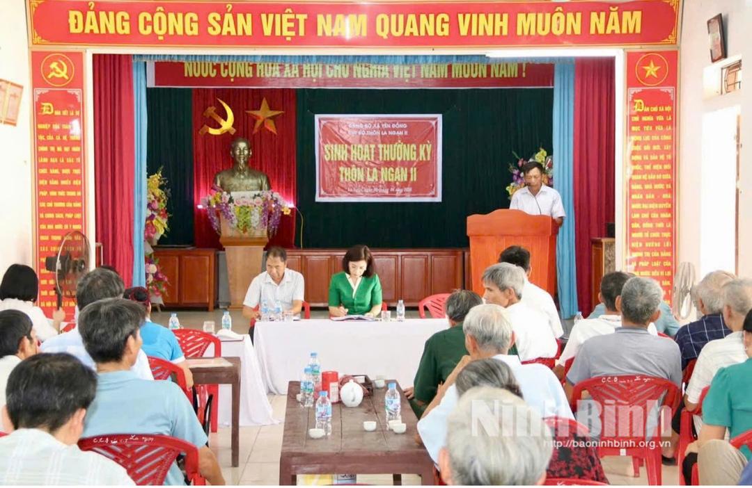 Một buổi sinh hoạt thường kỳ tại chi bộ thôn La Ngạn II, xã Yên Đồng.