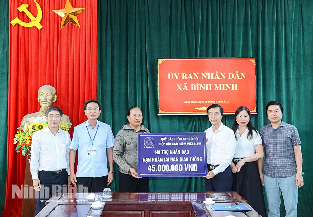 Công ty Bảo Việt Ninh Bình trao hỗ trợ Nhân đạo cho gia đình nạn nhân tai nạn giao thông tại xã Bình Minh.
