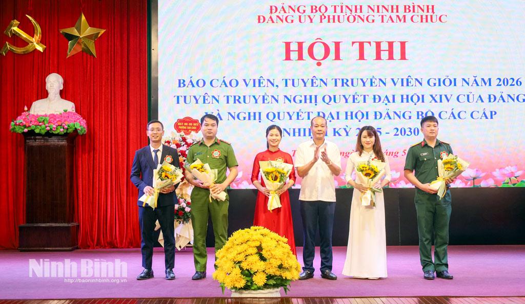 Ban tổ chức tặng hoa các thí sinh tham gia Hội thi Báo cáo viên, tuyên truyền viên giỏi năm 2026 tuyên truyền Nghị quyết Đại hội XIV của Đảng và Nghị quyết Đại hội Đảng bộ các cấp, nhiệm kỳ 2025-2030 do Đảng ủy phường Tam Chúc tổ chức. Ảnh: Lê Dũng