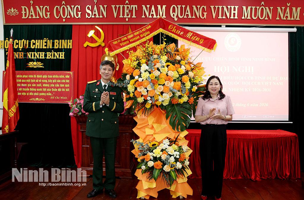 Đồng chí Đinh Thị Lụa, Phó Bí thư Tỉnh ủy, Chủ tịch Ủy ban MTTQ Việt Nam tỉnh tặng hoa chúc mừng Đoàn đại biểu Cựu chiến binh tỉnh Ninh Bình dự Đại hội đại biểu toàn quốc Hội Cựu chiến binh Việt Nam lần thứ VIII, nhiệm kỳ 2026-2031.