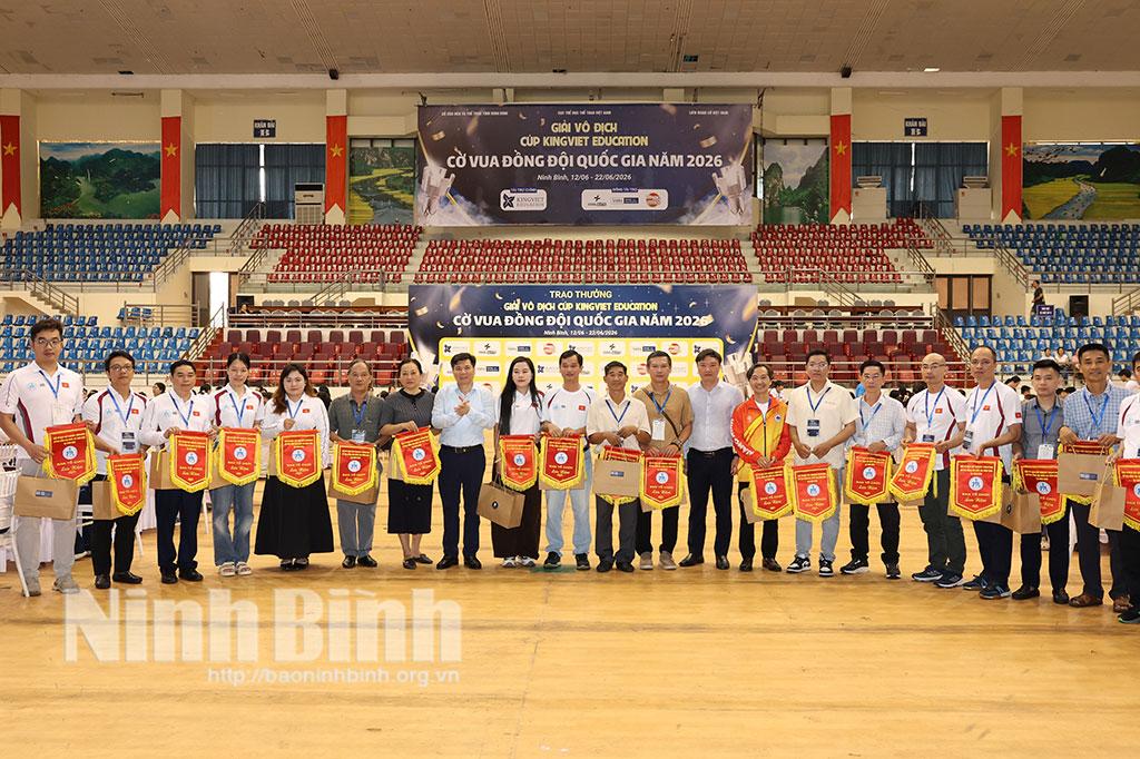 Ban tổ chức trao cờ lưu niệm cho các đoàn tham dự giải.
