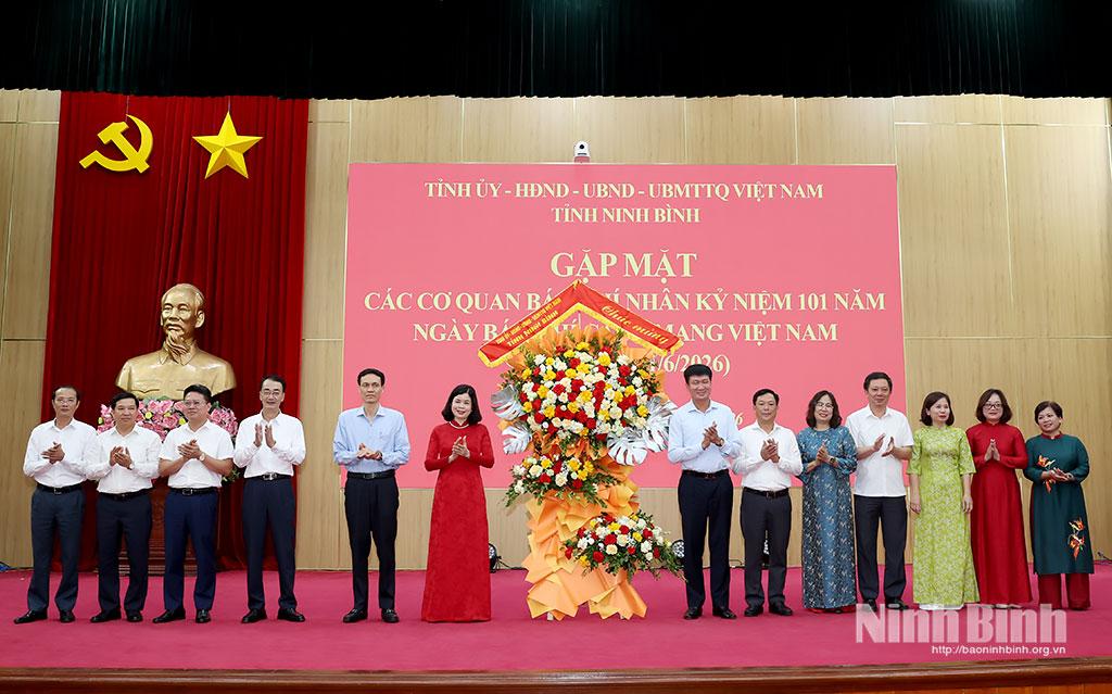 Đồng chí Trần Huy Tuấn, Ủy viên Trung ương Đảng, Bí thư Tỉnh ủy tặng hoa chúc mừng cơ quan Báo và phát thanh, truyền hình Ninh Bình.