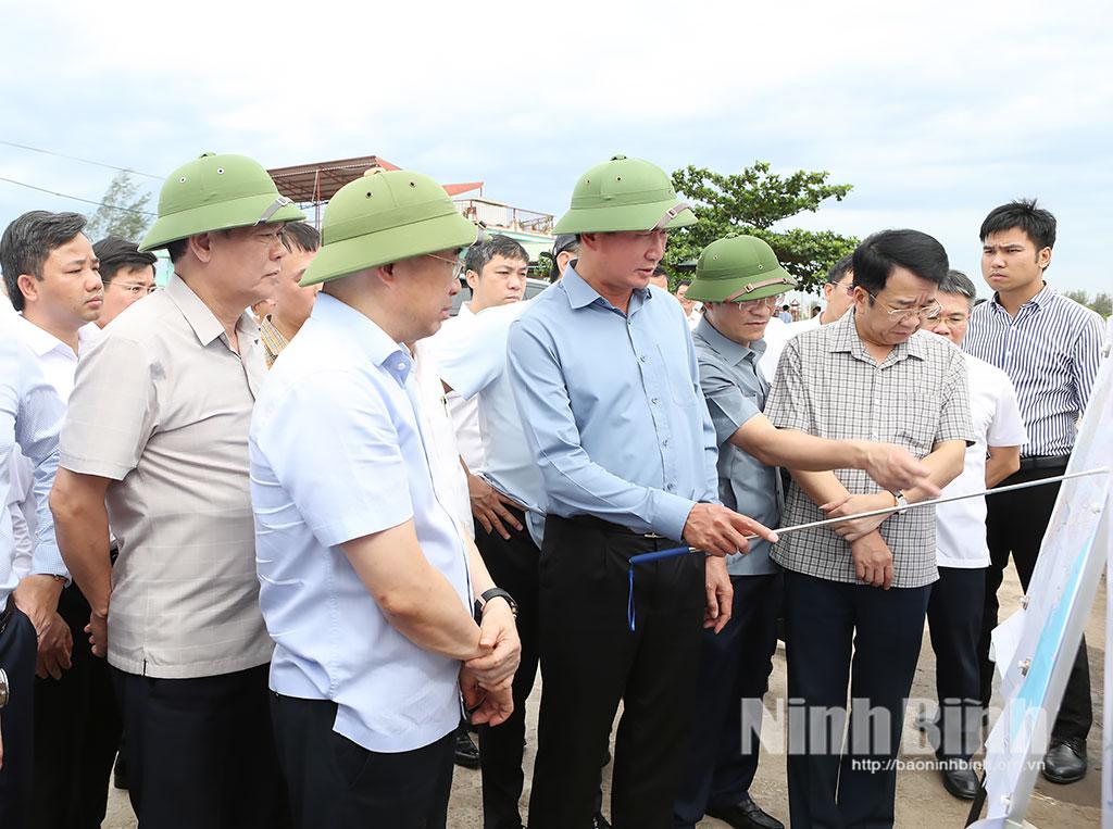 Đồng chí Trần Huy Tuấn, Ủy viên Trung ương Đảng, Bí thư Tỉnh ủy và Đoàn công tác khảo sát, đánh giá tiềm năng, định hướng phát triển kinh tế đô thị ven biển khu vực phía Đông tỉnh.