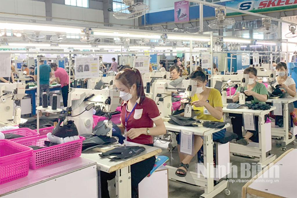 Khu vực doanh nghiệp có vốn đầu tư nước ngoài đạt trên 87% dự toán. (Trong ảnh: Dây chuyền sản xuất giày xuất khẩu của Công ty TNHH Ever great, Cụm công nghiệp Gia Vân).