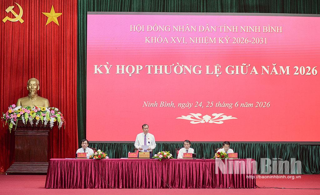 Các đồng chí Chủ toạ Kỳ họp điều hành phiên chất vấn, trả lời chất vấn.
