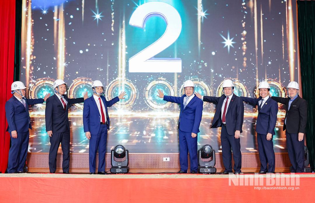 Đồng chí Nguyễn Thanh Bình, Phó Bí thư Tỉnh ủy, Chủ tịch UBND tỉnh và các đại biểu thực hiện nghi thức bấm nút khởi công dự án.