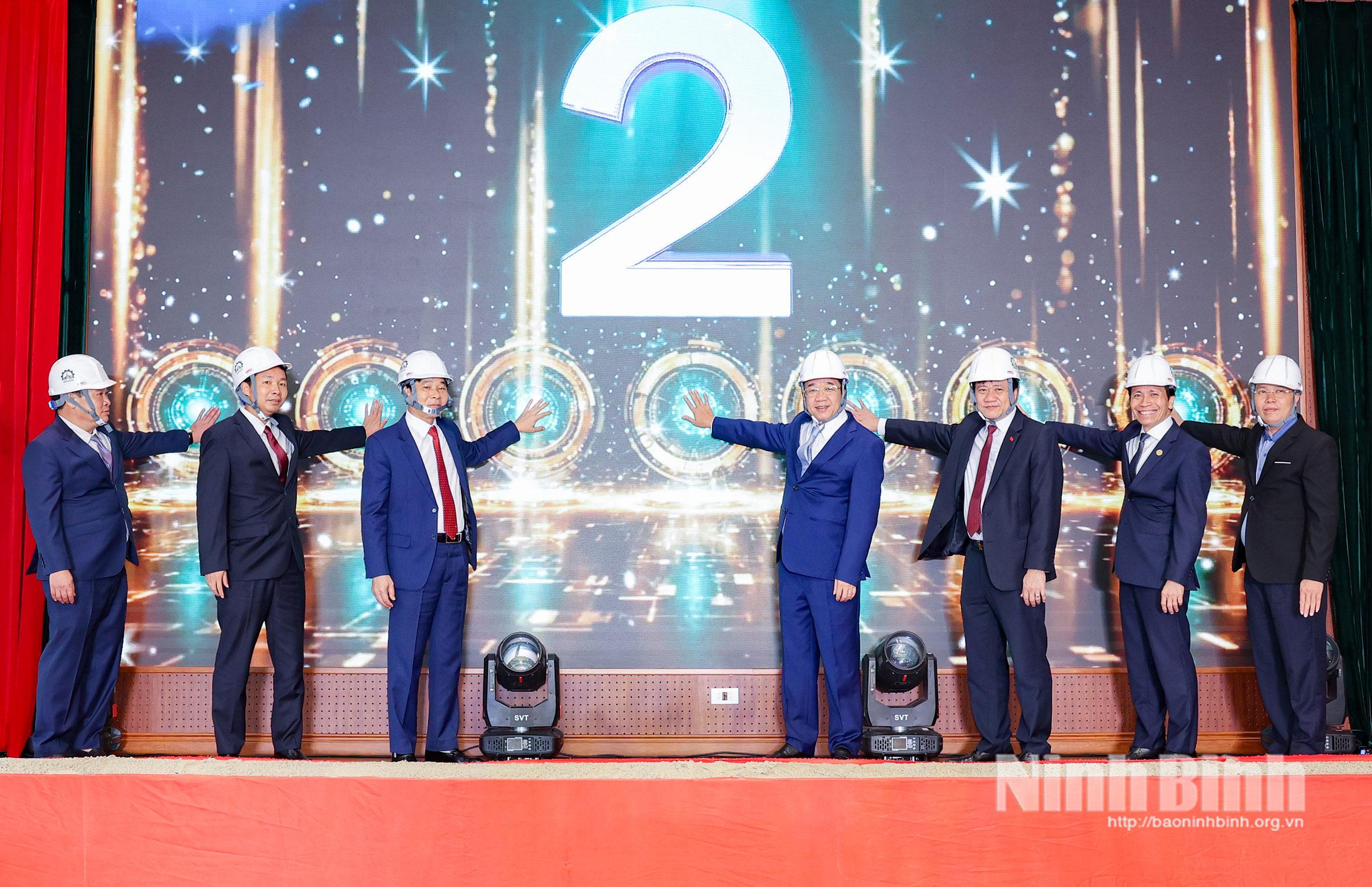 Đồng chí Nguyễn Thanh Bình, Phó Bí thư Tỉnh ủy, Chủ tịch UBND tỉnh và các đại biểu thực hiện nghi thức bấm nút khởi công dự án.